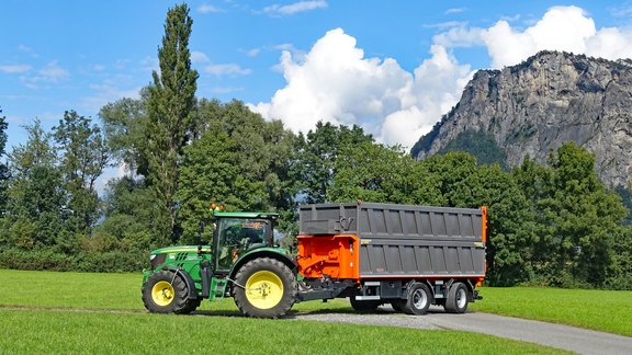 Kipper mit Traktor