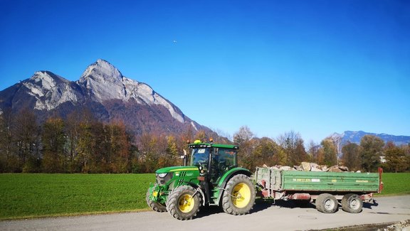 Traktor mit Kipper zum Steine transportieren