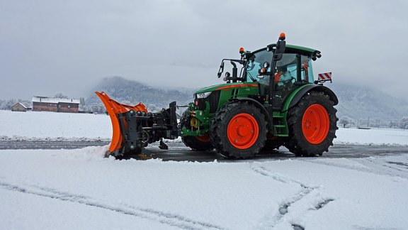 Schneeräumung inklusive Salzen Winterdienst mit Traktor oder Radlader