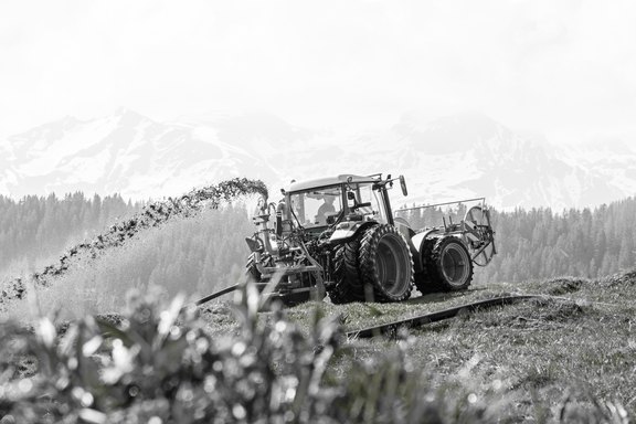 Gülleausbringung auf der Alp