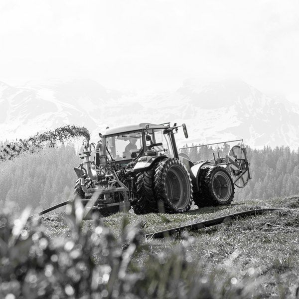 Gülleausbringung auf der Alp