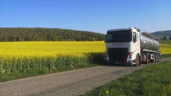 Gärgülle mit LKW und Tankauflieger