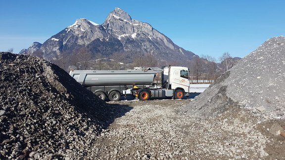 Lastwagen mit Kippauflieger zum Steine transportieren